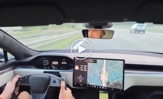 В Германии у Tesla лопнула шина на скорости 285 км в час — пассажиры чудом выжили