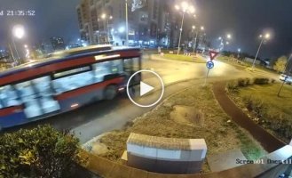 У Румунії легковик перелетів через дві машини і приземлився на газон