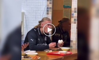 Футболист испугался собственного отражения