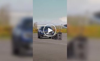 Пикап на двух колесах между столбами