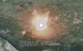 Российский пехотинец сбивает рюкзаком наш дрон-камикадзе, в результате чего происходит детонация