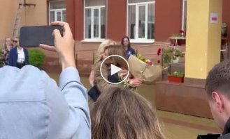 Видео встречи первых леди Джилл Байден и Елены Зеленской