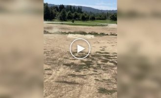 Машинка на іграшковому керуванні повернулася до господаря