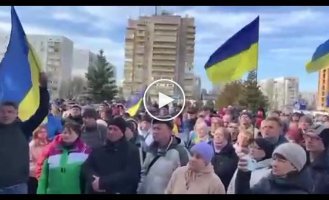 Проходит митинг с требованием его освободить заместителя мэра Ивана Самойдюка