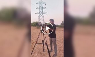 Девушка станцевала на водонапорной башне на фоне заката