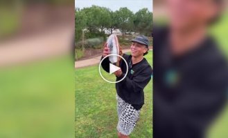 Новое экстремальное хобби для лета: катание на замороженной обуви