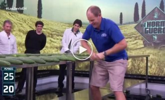 Американец побил рекорд Гиннесса, разломив 65 огурцов за 30 секунд