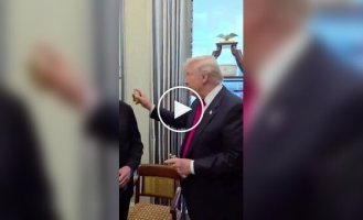 Трамп опрыскал президента Сирии духами во время официальной встречи