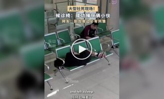 Парень застрял головой в ручке сиденья