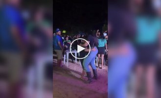 Жінка приєдналася до танцю незнайомця