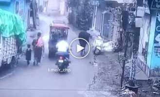 Незвичайний викрадення скутера в Індії