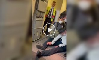 Пьяные китайские чиновники попытались силой попасть на борт самолета
