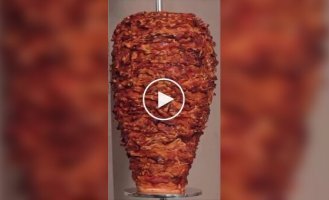 Кондитерська випустила торт у вигляді крутила з м'ясом