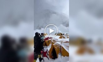 Альпинисты сняли сход лавины на Эвересте