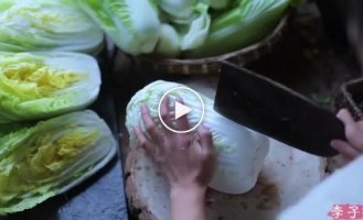 A Chinese woman showed how to make kimchi from scratch