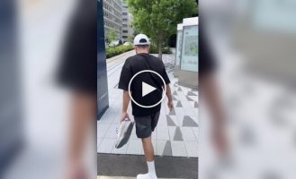 A blogger walked around Tokyo in white socks