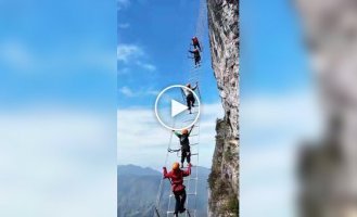 Атракціон для сміливих в Китаї