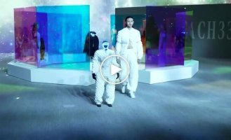 Роботы и модели вместе на одном подиуме: футуристическое модное шоу в Сеуле