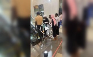 Болезненное знакомство женщины с эскалатором