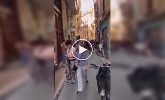 В Іспанії туристів освистали за їзду на велосипедах у забороненій зоні