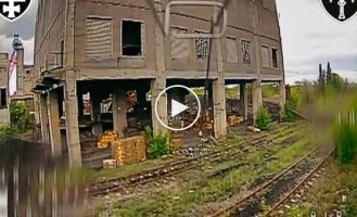 Украинские защитники обнаружили в укрытии и сожгли российский танк Т-72БЗ на Лиманском направлении