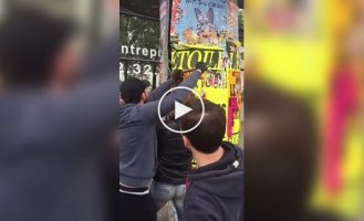 Бумажный пирог из афиш
