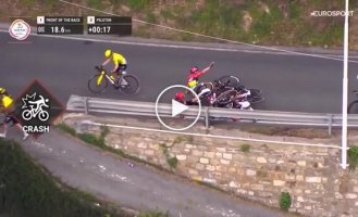 Велосипедистка упала с высоты нескольких метров во время гонки