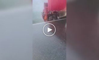 В Китае водитель фуры чуть не упал с моста