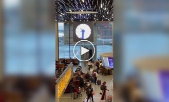 Необычные часы в аэропорту Амстердама