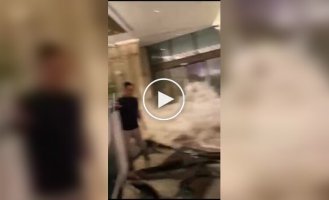 Мощный поток воды снес двери в отеле в Гонконге
