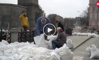 Как киевляне защищают столичные памятники от возможных обстрелов