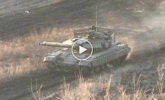Украинский танк уничтожает здания с российскими военными на Бахмутском направлении