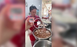 Женщина быстро и легко чистит вареные яйца