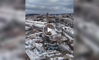 В Германии при сносе трубы включили водяные гейзеры против пыли