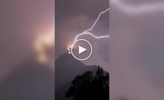 When the elements argue: lightning over a volcano