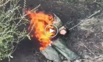 Russian invader burns alive on the battlefield