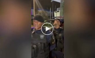 Полицейский после рейда привлек внимание странным поведением