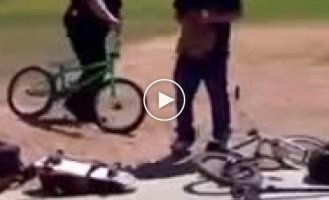 Полицейский показывает трюки на велосипеде