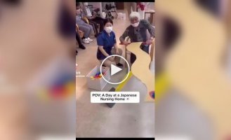 В Японии показали, как в домах престарелых развлекают пожилых людей