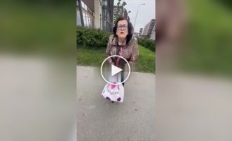 Пожилая россиянка ударила палкой мигранта из Средней Азии