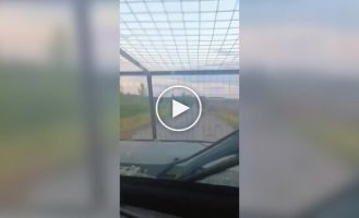 Украинский бронеавтомобиль Новатор выдерживает удар вражеских FPV-дронов и продолжает движение