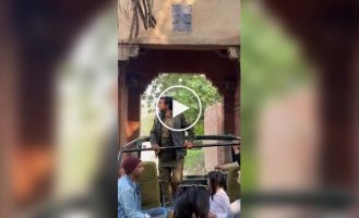 Тигр перелякав туристів своєю появою