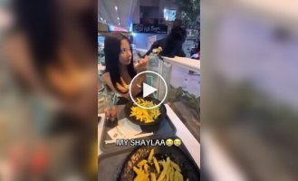 A cat taught a girl a lesson when she teased her with pasta in a restaurant