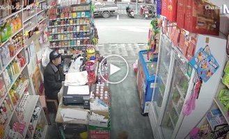Обезьяна обокрала отвлекшегося владельца магазина