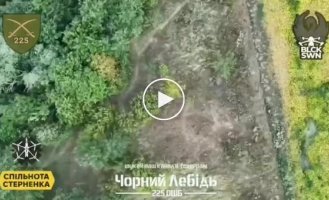 Оккупант закладывает под голову гранату и убивает себя на поле боя