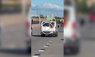 Заключенный в Оклахоме пытался выбраться из тюремного фургона через разбитое окно