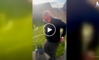 Мальчик устроил неожиданный «душ» дедушке