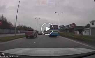 Был так возмущен тем, что чуть не попал в ДТП, что решил исправить ситуацию