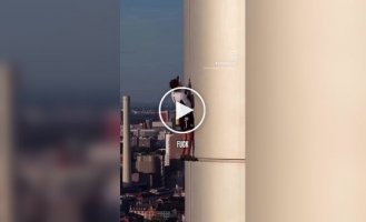 На небоскреб во Франкфурте без страховки