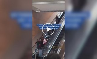 Пенсионерки ошиблись стороной эскалатора
